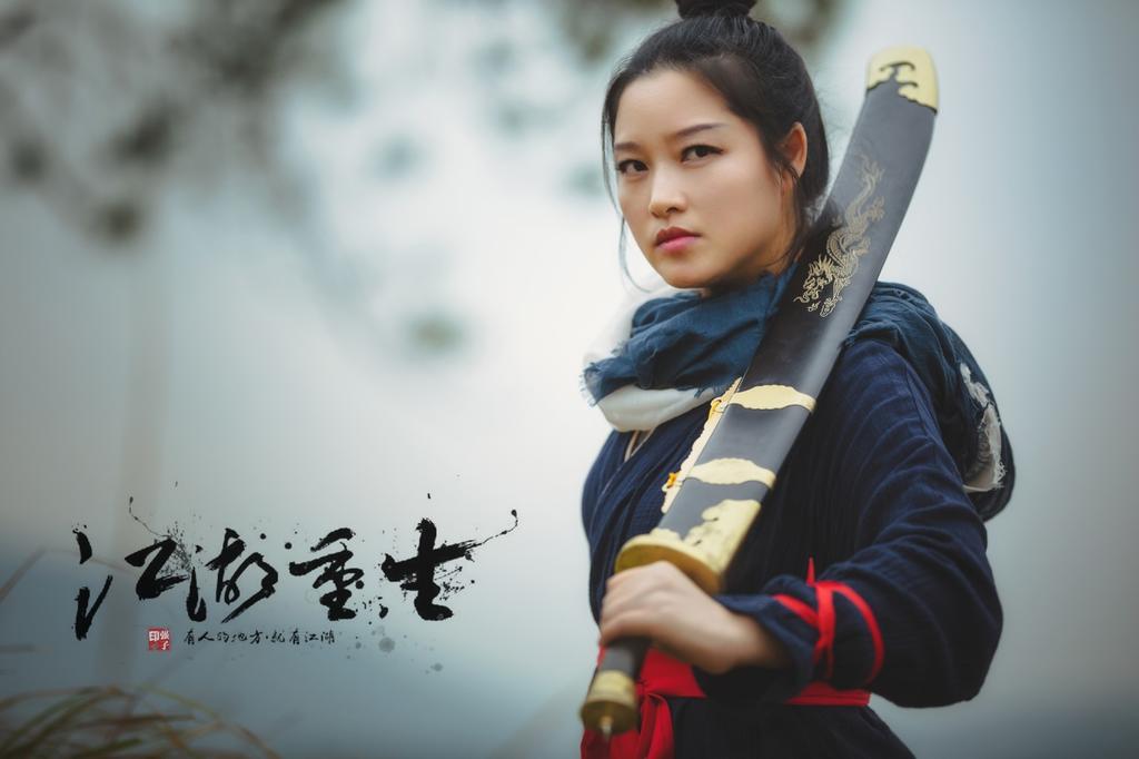 古装侠女挥刀舞剑英姿飒爽写真