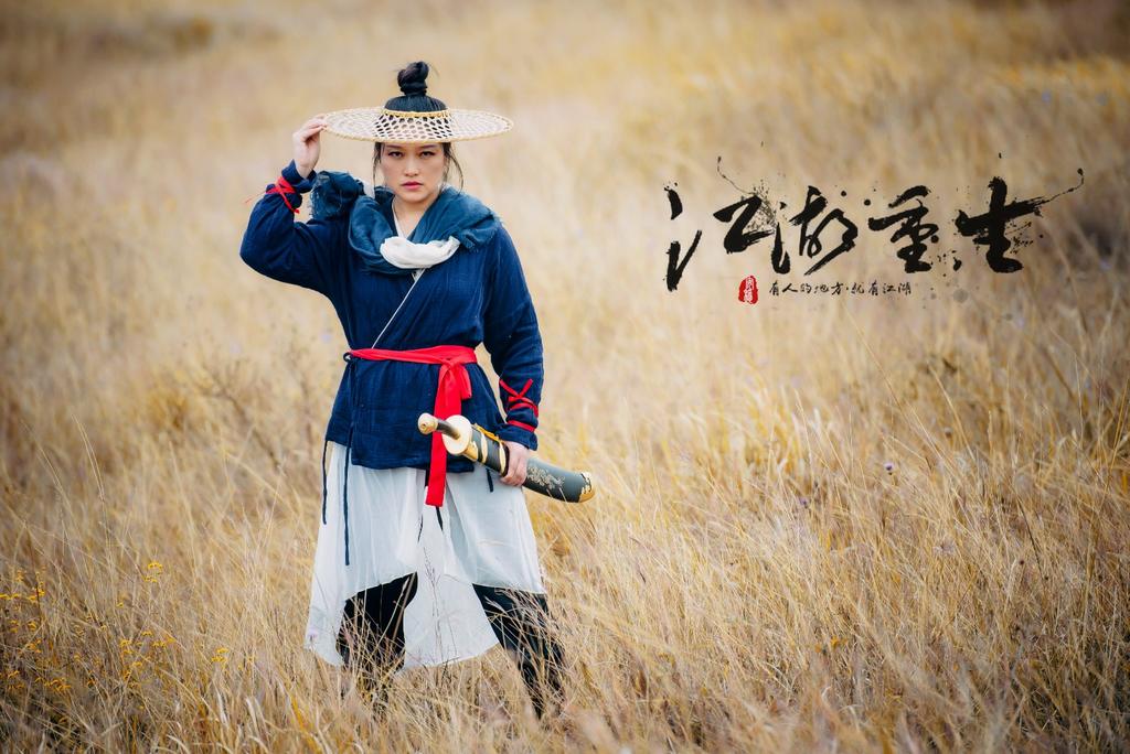 古装侠女挥刀舞剑英姿飒爽写真