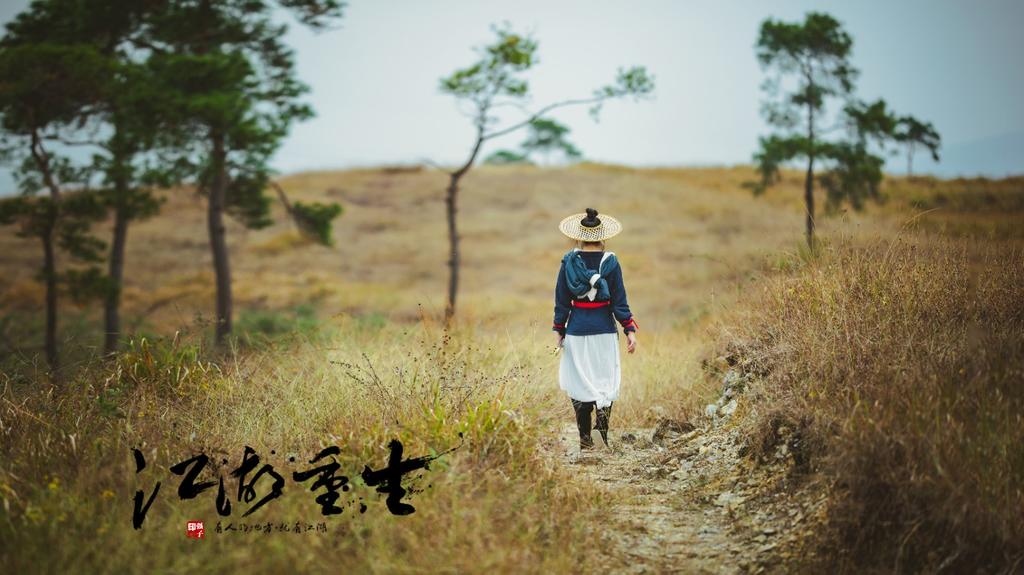 古装侠女挥刀舞剑英姿飒爽写真