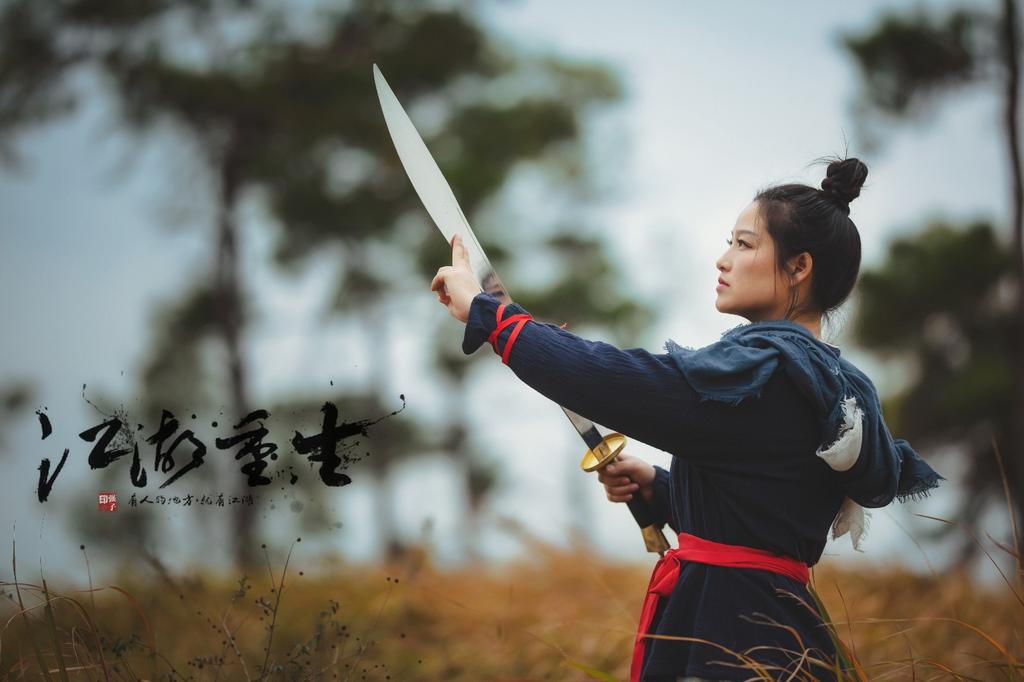 古装侠女挥刀舞剑英姿飒爽写真