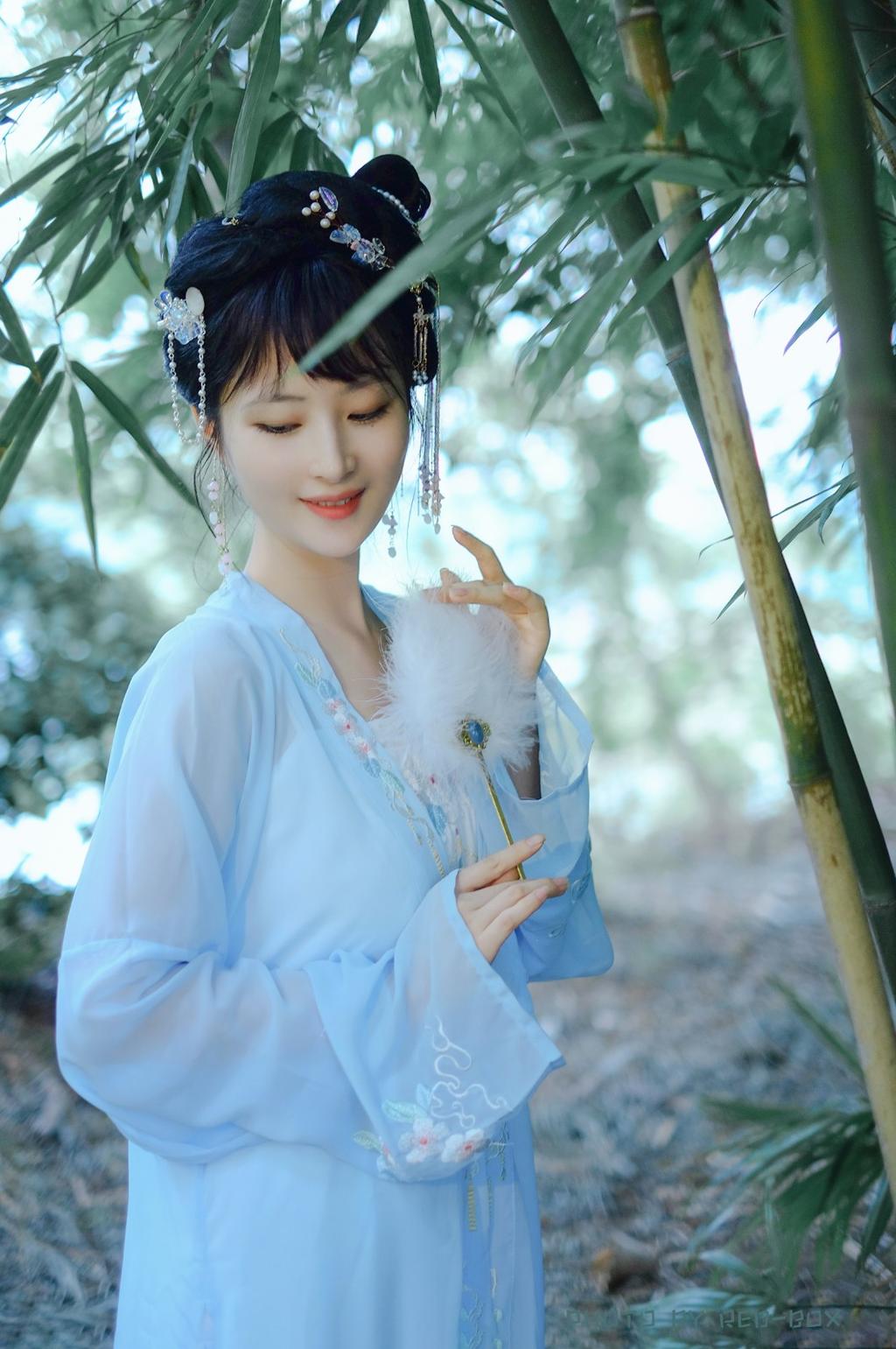 古装美女青袍白衫亭亭玉立写真