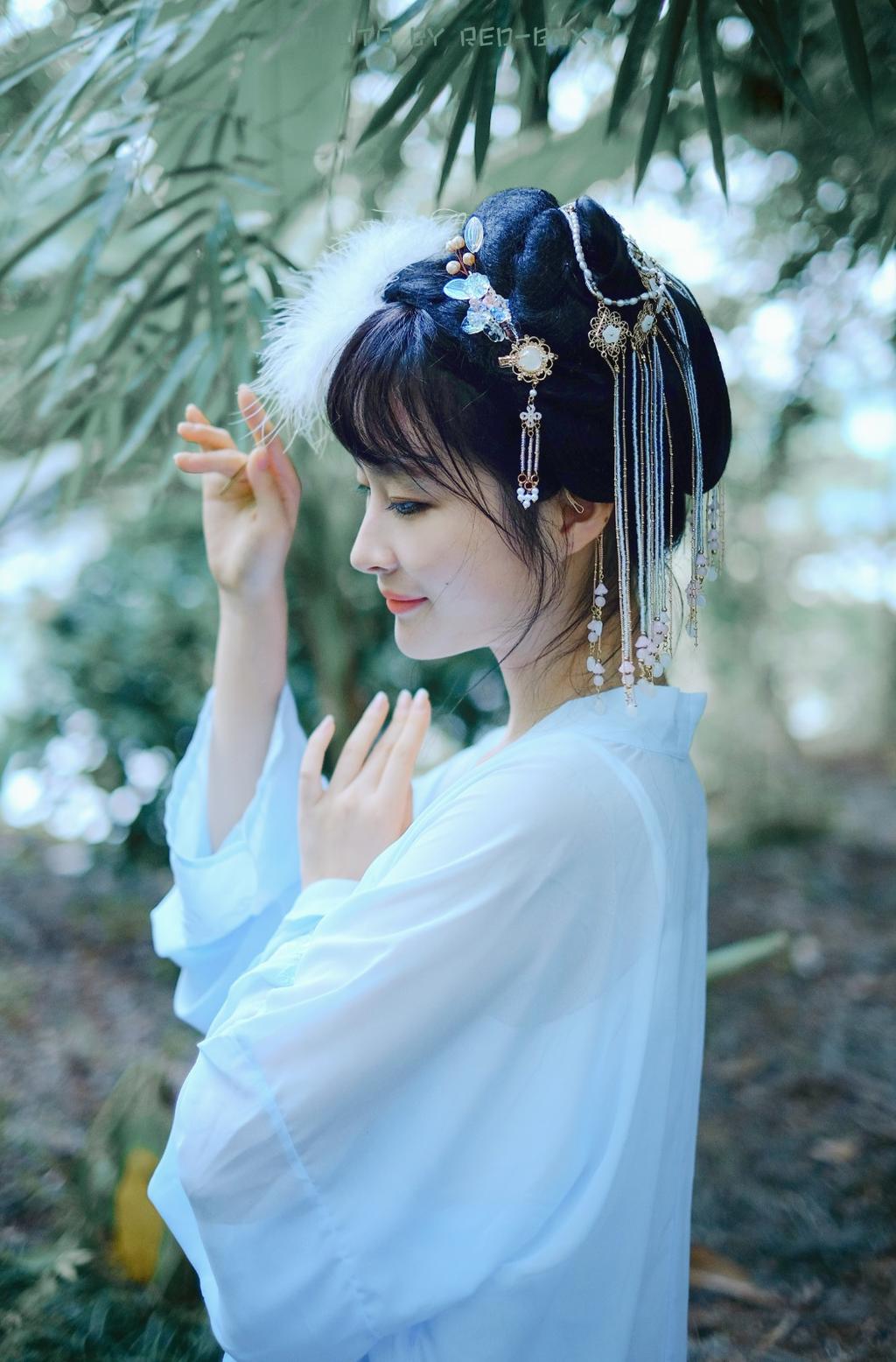 古装美女青袍白衫亭亭玉立写真