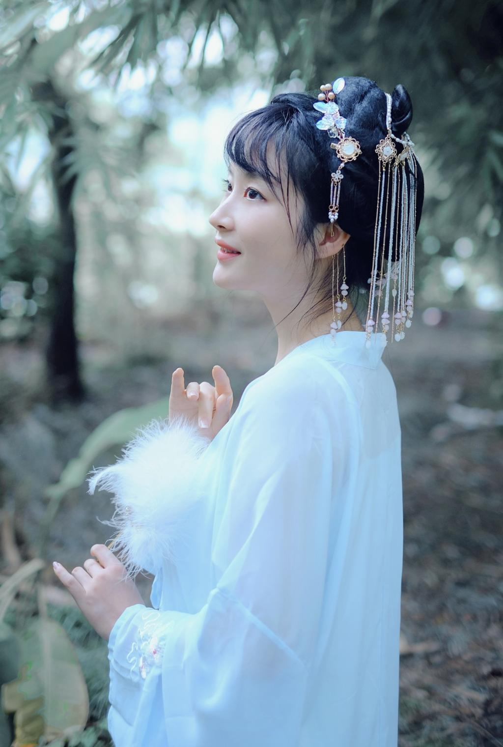 古装美女青袍白衫亭亭玉立写真