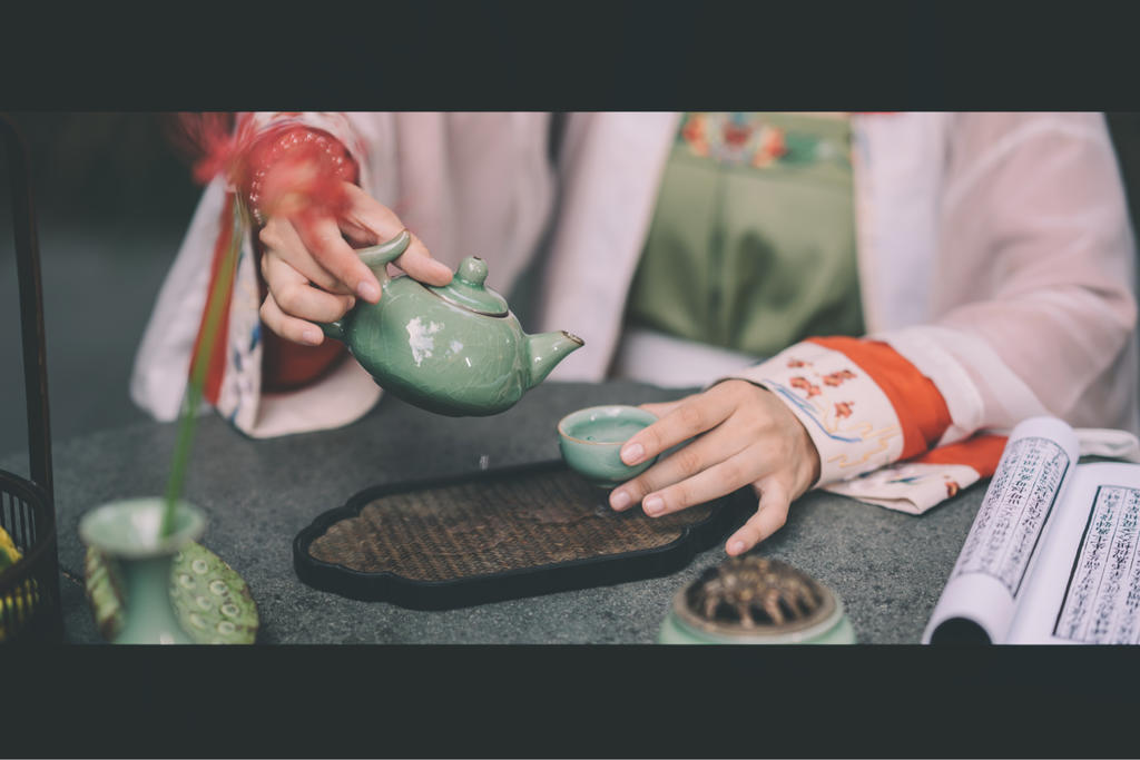 古装美女品茶阅书恬静淡雅写真