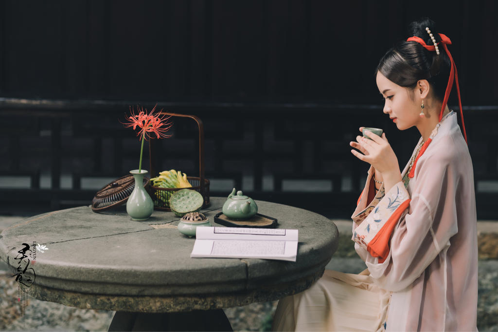 古装美女品茶阅书恬静淡雅写真