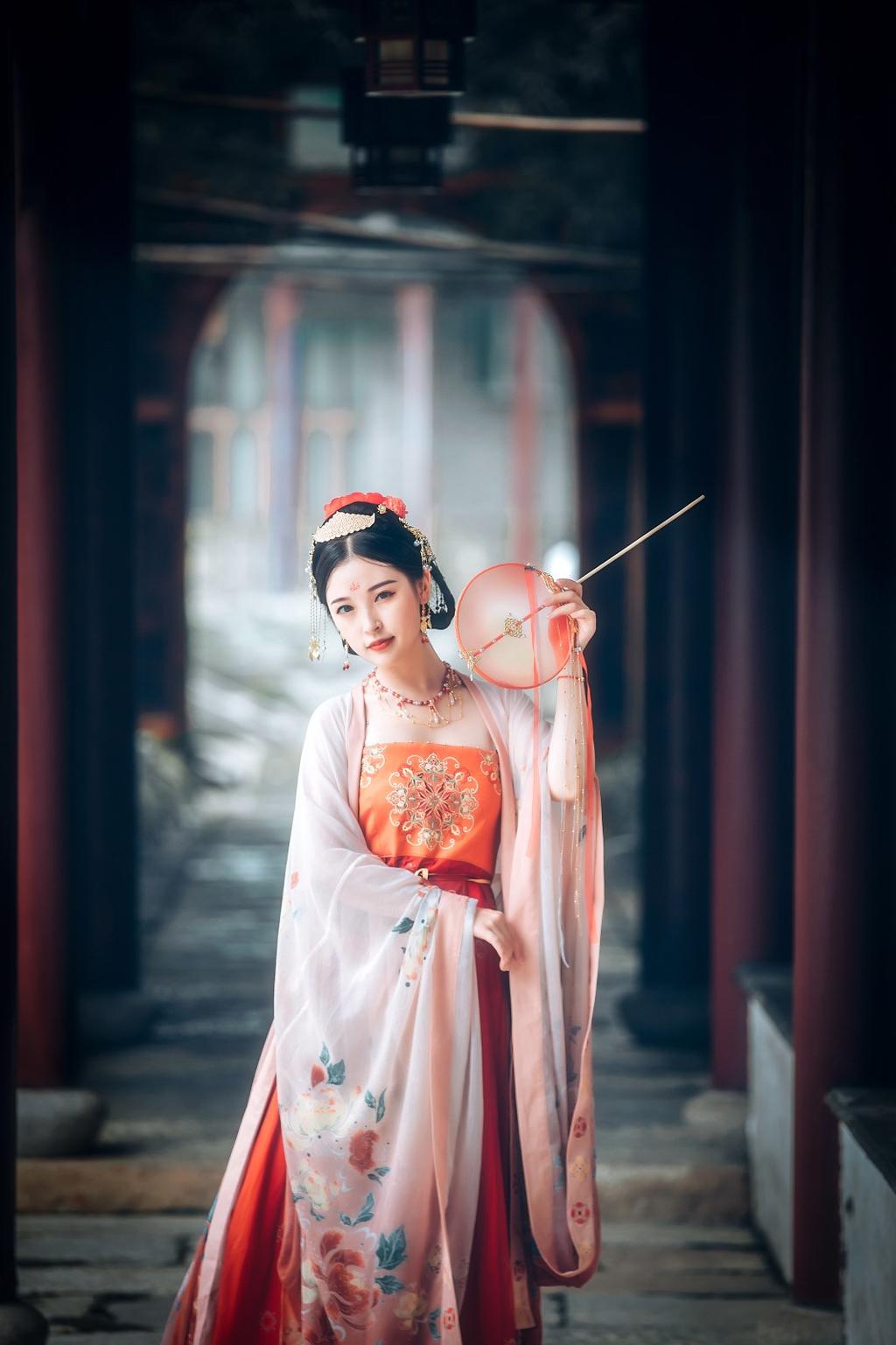 汉服美女红妆素裹风情万种写真