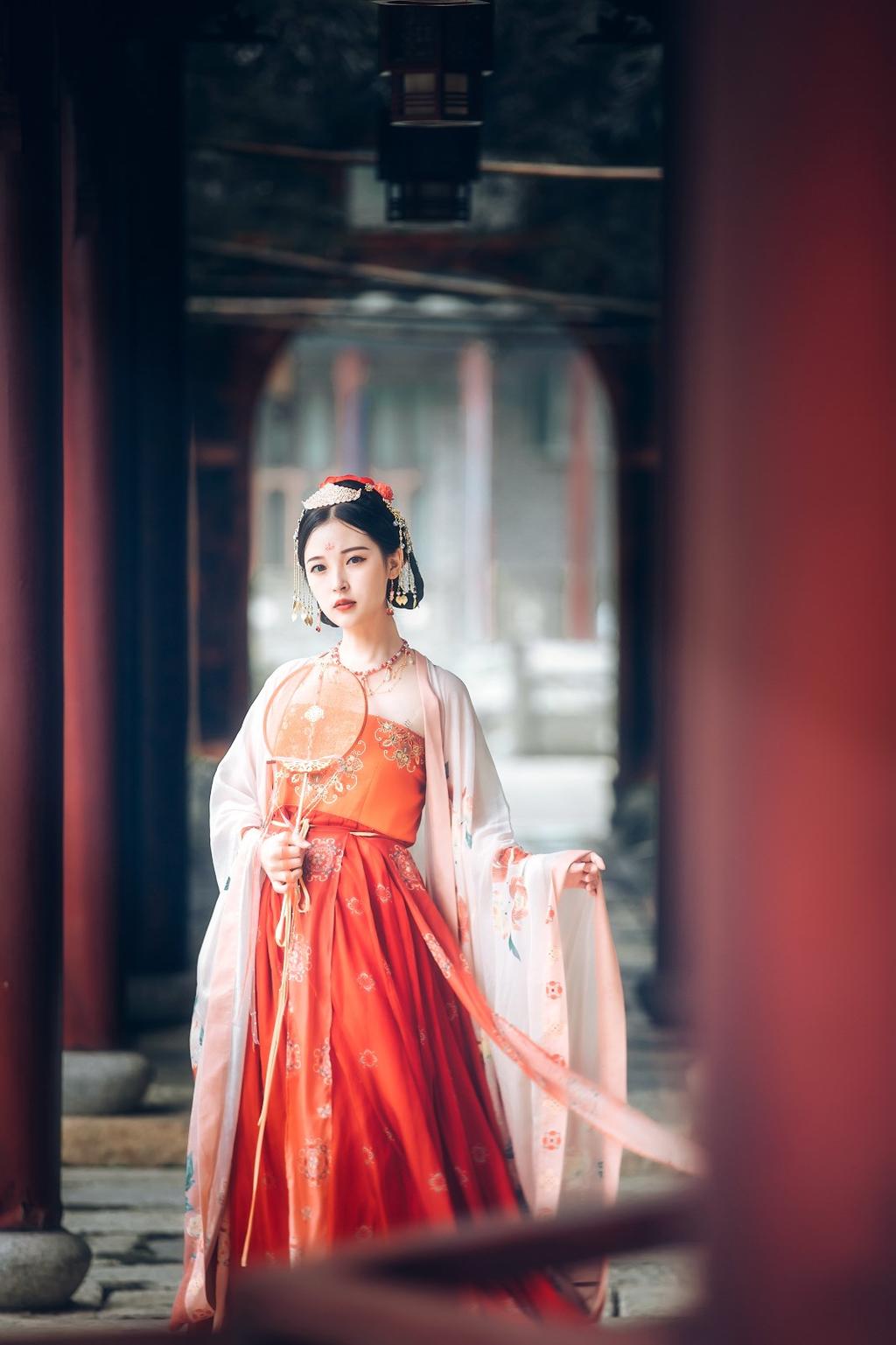 汉服美女红妆素裹风情万种写真