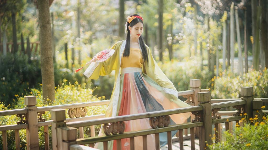 古装美女手执罗扇轻摇裙摆写真