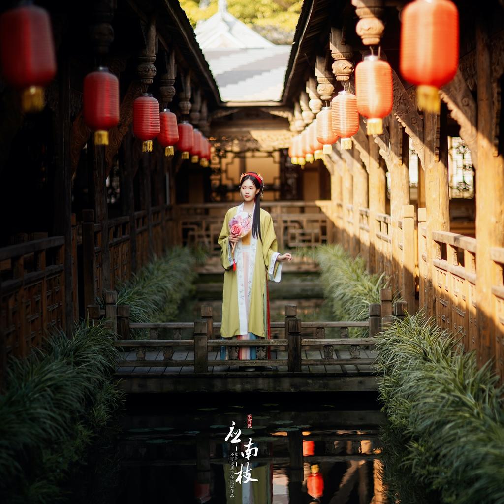 古装美女手执罗扇轻摇裙摆写真