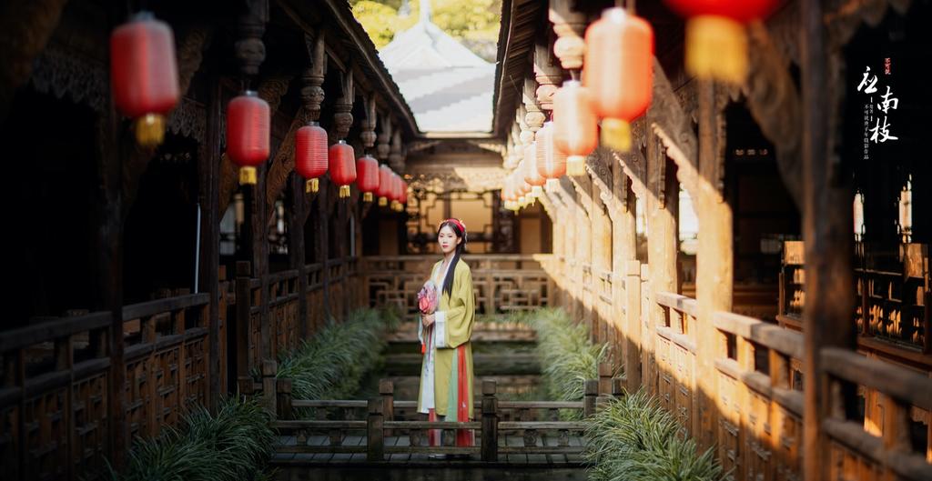 古装美女手执罗扇轻摇裙摆写真