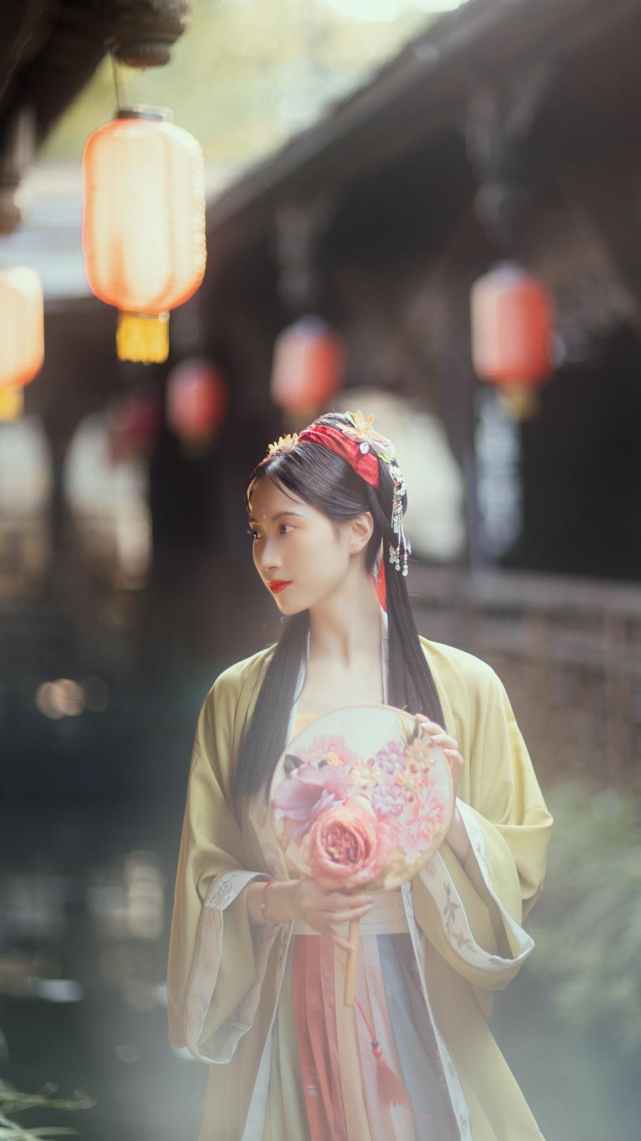 古装美女手执罗扇轻摇裙摆写真