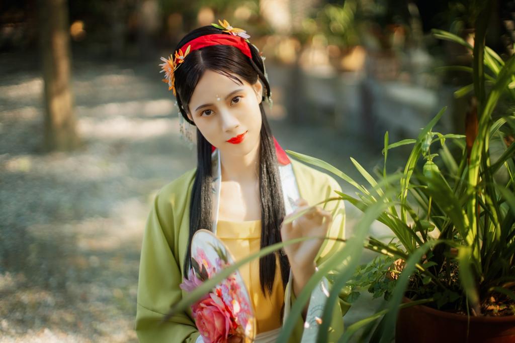 古装美女手执罗扇轻摇裙摆写真