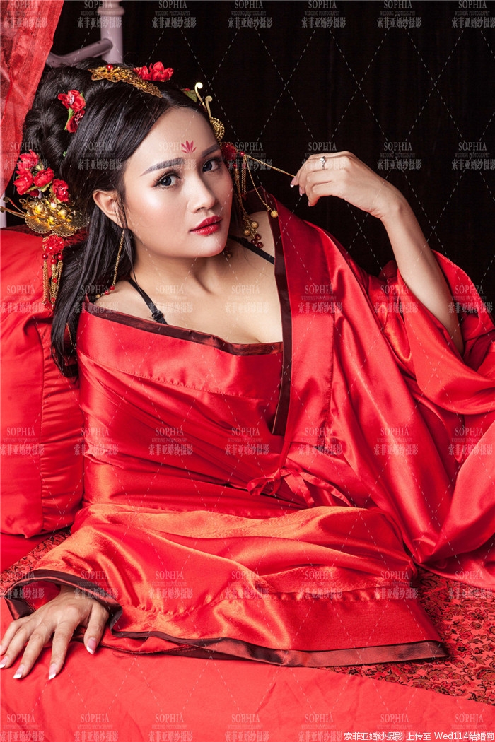 红装美女肤白貌美婀娜多姿写真