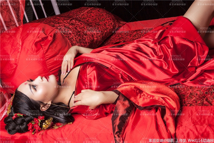 红装美女肤白貌美婀娜多姿写真