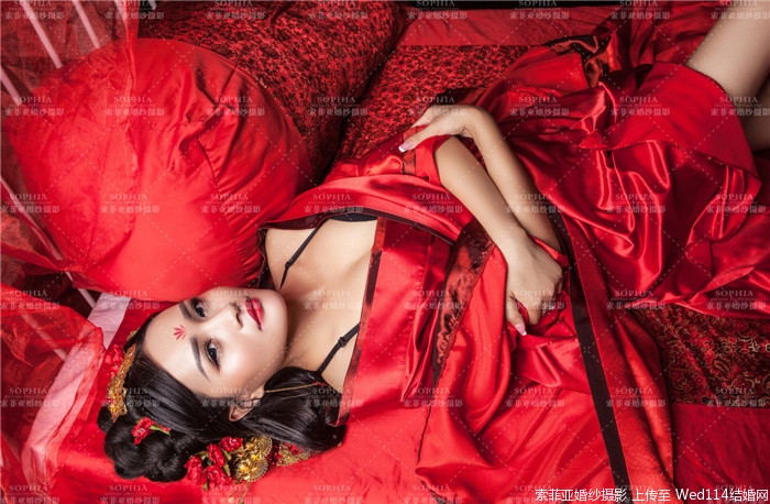 红装美女肤白貌美婀娜多姿写真