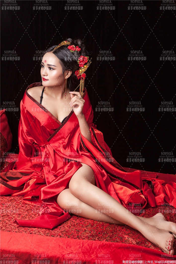 红装美女肤白貌美婀娜多姿写真