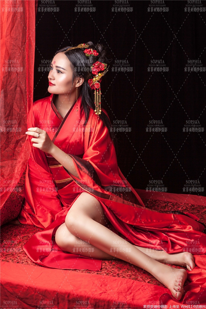 红装美女肤白貌美婀娜多姿写真