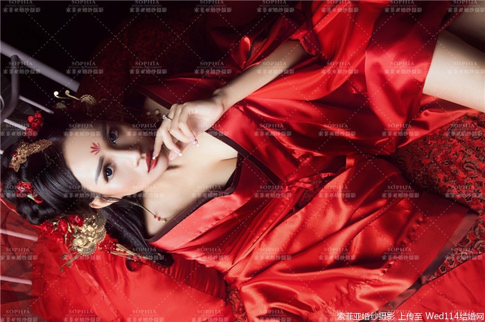 红装美女肤白貌美婀娜多姿写真