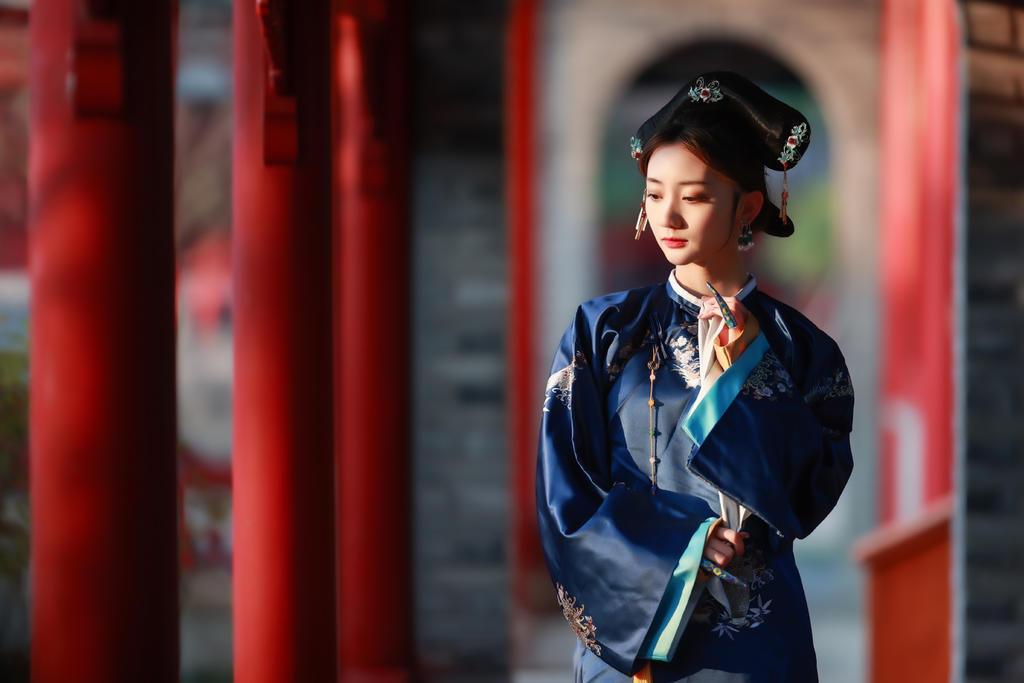 古代清宫美女锦衣华服唯美写真