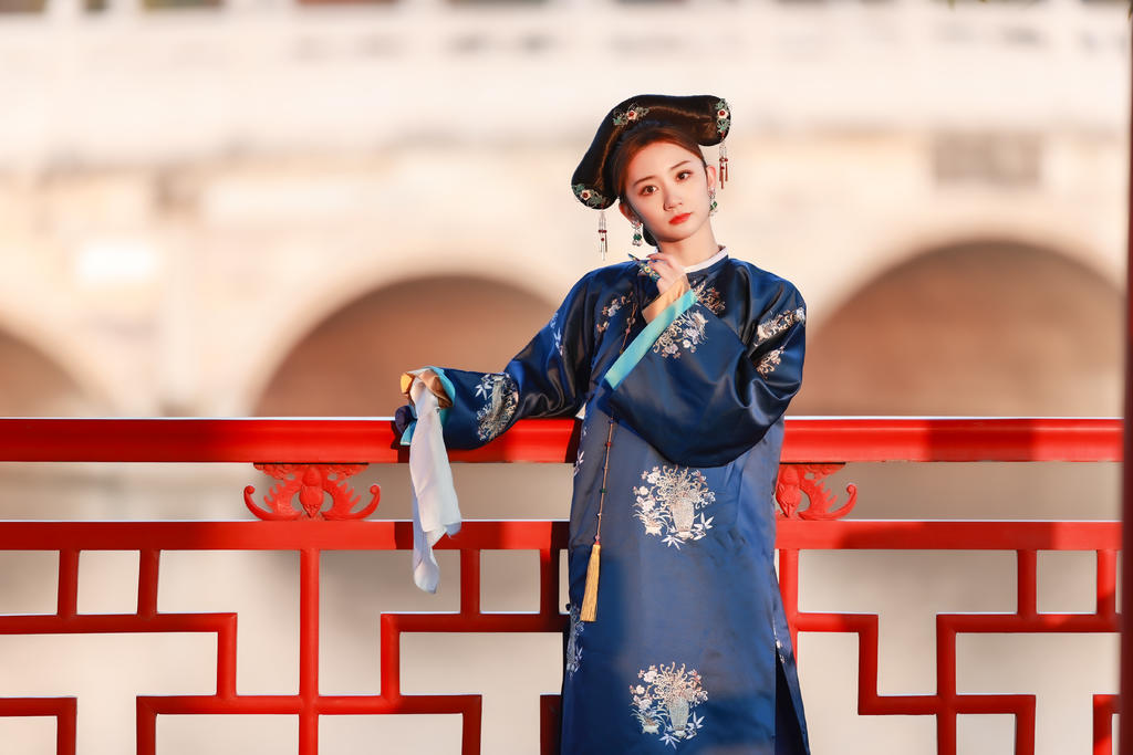 古代清宫美女锦衣华服唯美写真
