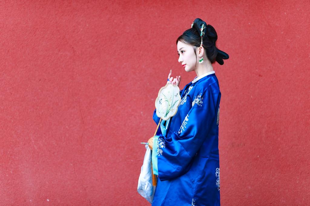 古代清宫美女锦衣华服唯美写真