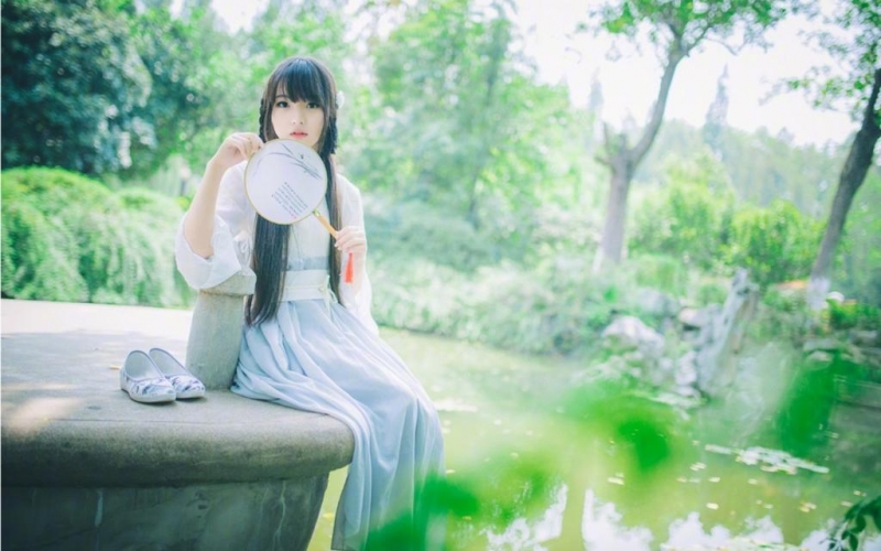 长发飘飘古装美女手持罗扇写真