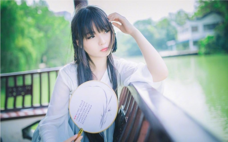 长发飘飘古装美女手持罗扇写真