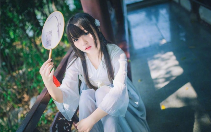 长发飘飘古装美女手持罗扇写真
