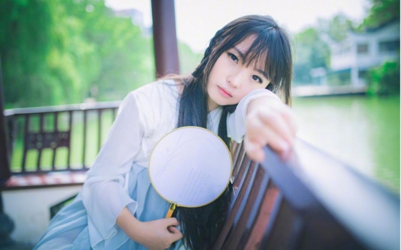 长发飘飘古装美女手持罗扇写真