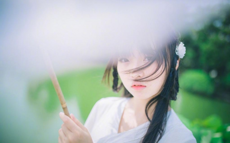 长发飘飘古装美女手持罗扇写真