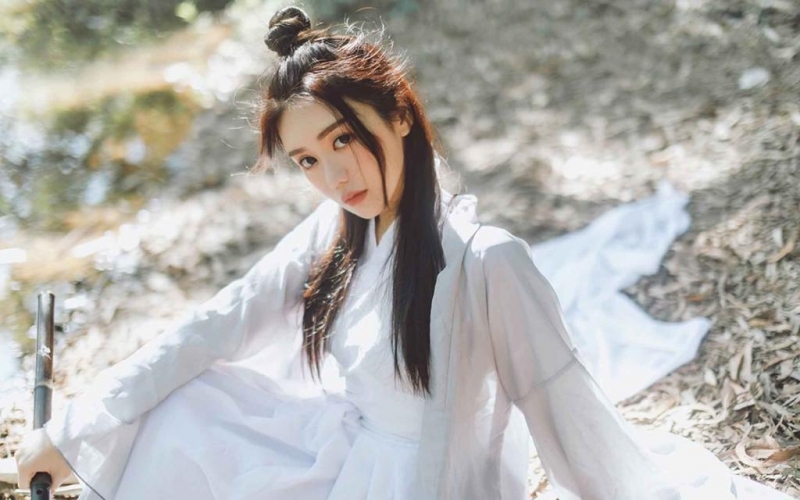 武侠美女白衣飘飘英姿飒爽写真