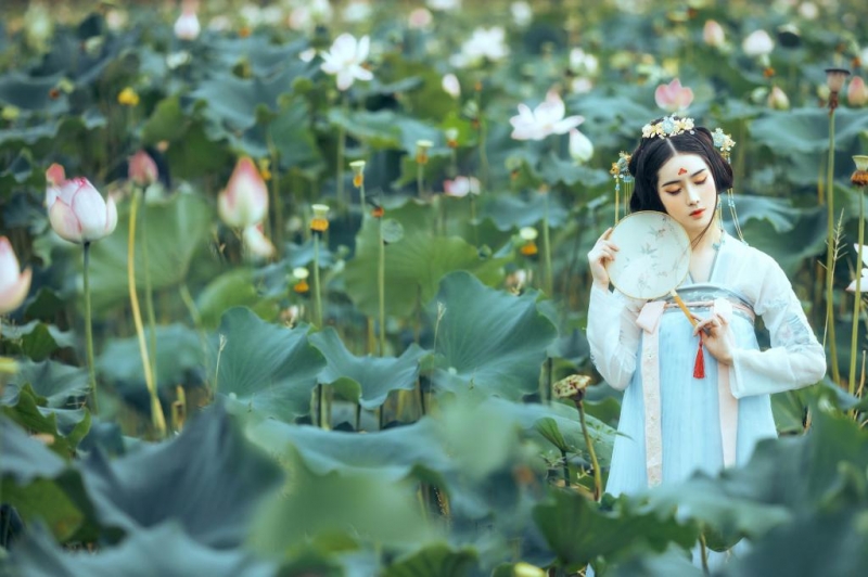 古典汉服美人冰清玉洁荷塘写真
