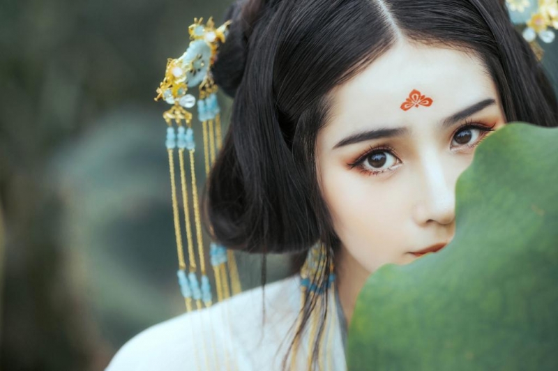 古典汉服美人冰清玉洁荷塘写真
