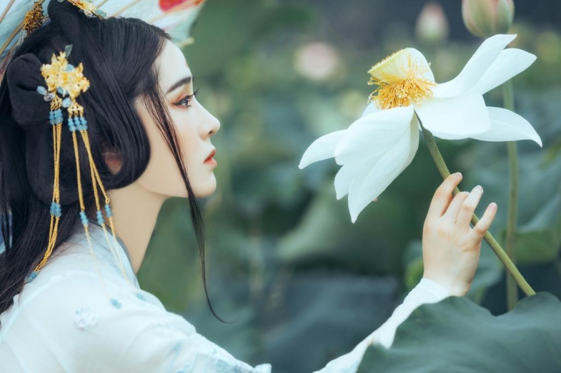 古典汉服美人冰清玉洁荷塘写真