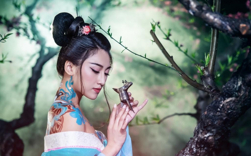 古装美女小露香肩媚态万千写真