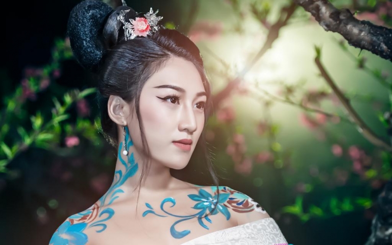 古装美女小露香肩媚态万千写真