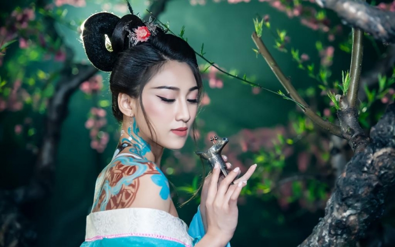 古装美女小露香肩媚态万千写真