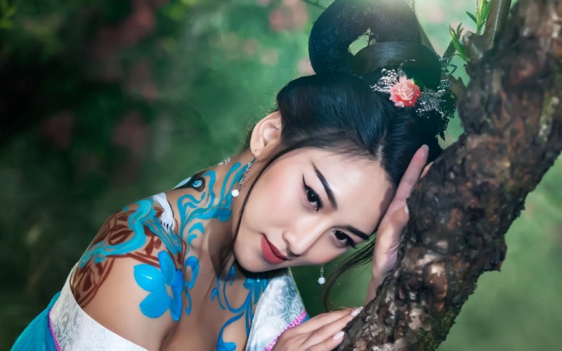 古装美女小露香肩媚态万千写真