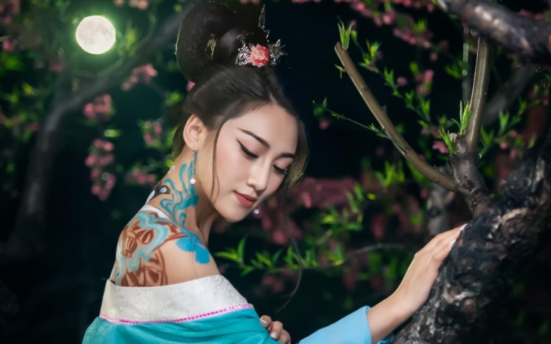 古装美女小露香肩媚态万千写真