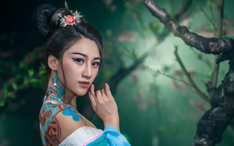 古装美女小露香肩媚态万千写真