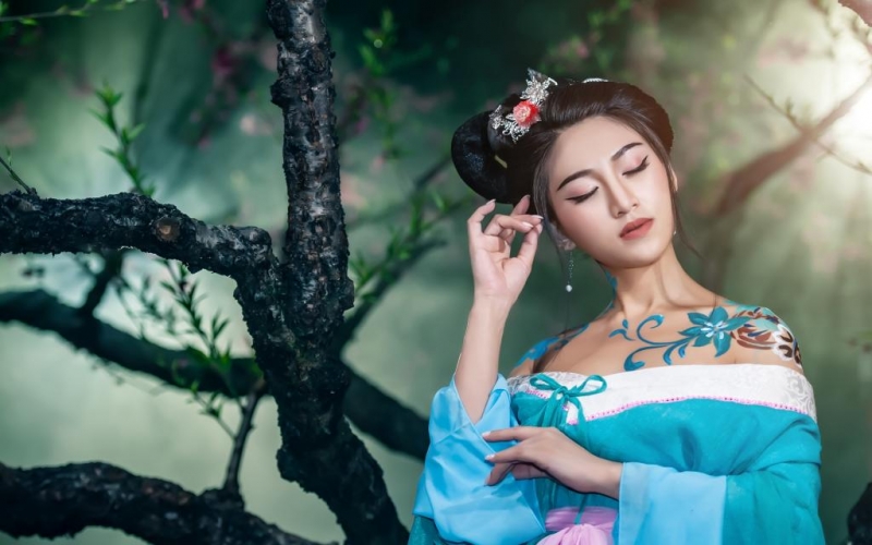 古装美女小露香肩媚态万千写真