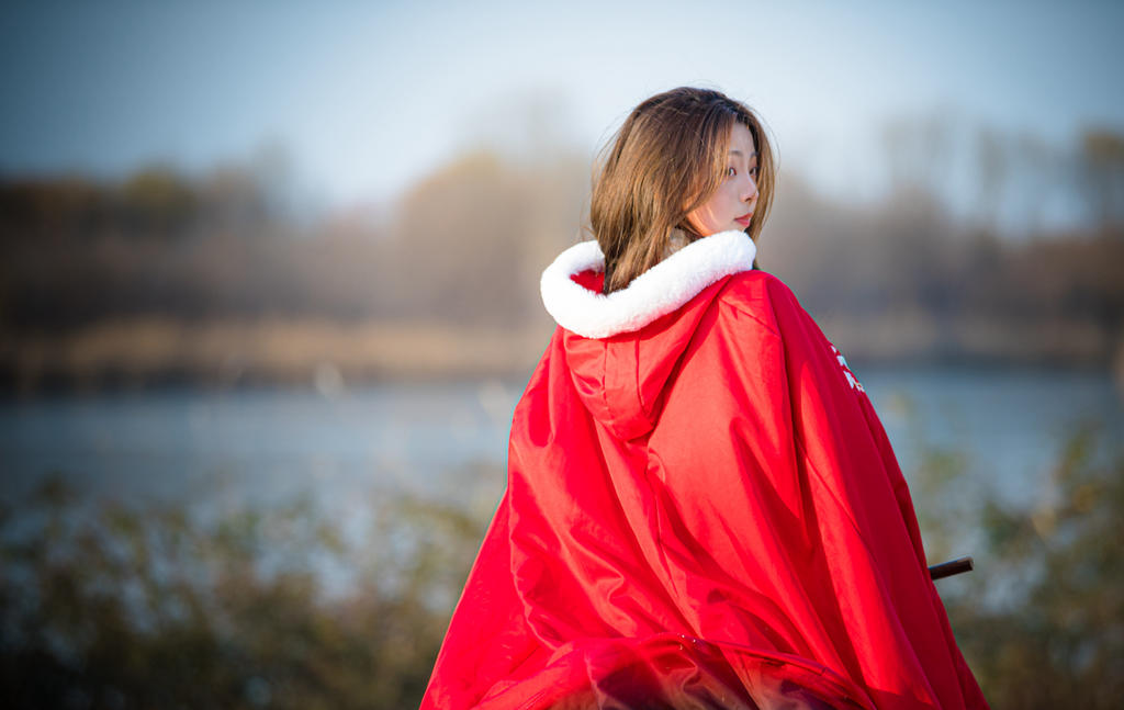 红衣古装美女长发飘飘骑马写真