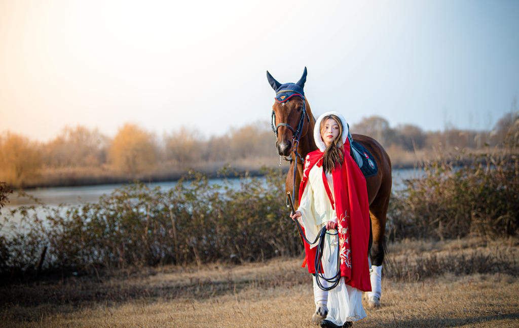 红衣古装美女长发飘飘骑马写真