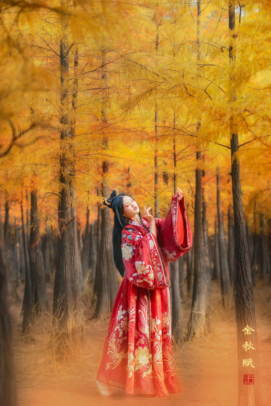 红装美女枫叶林间翩翩起舞写真