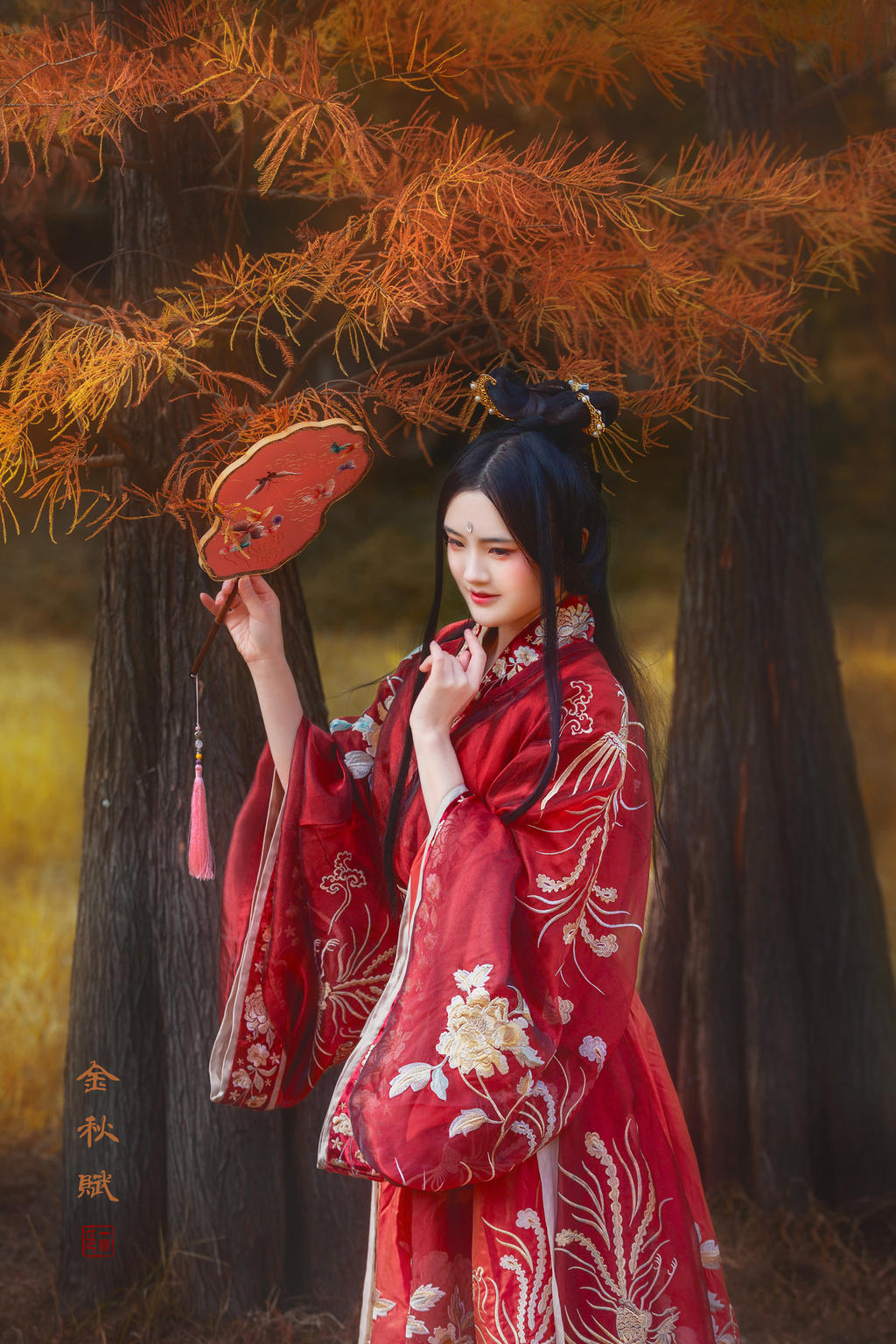 红装美女枫叶林间翩翩起舞写真