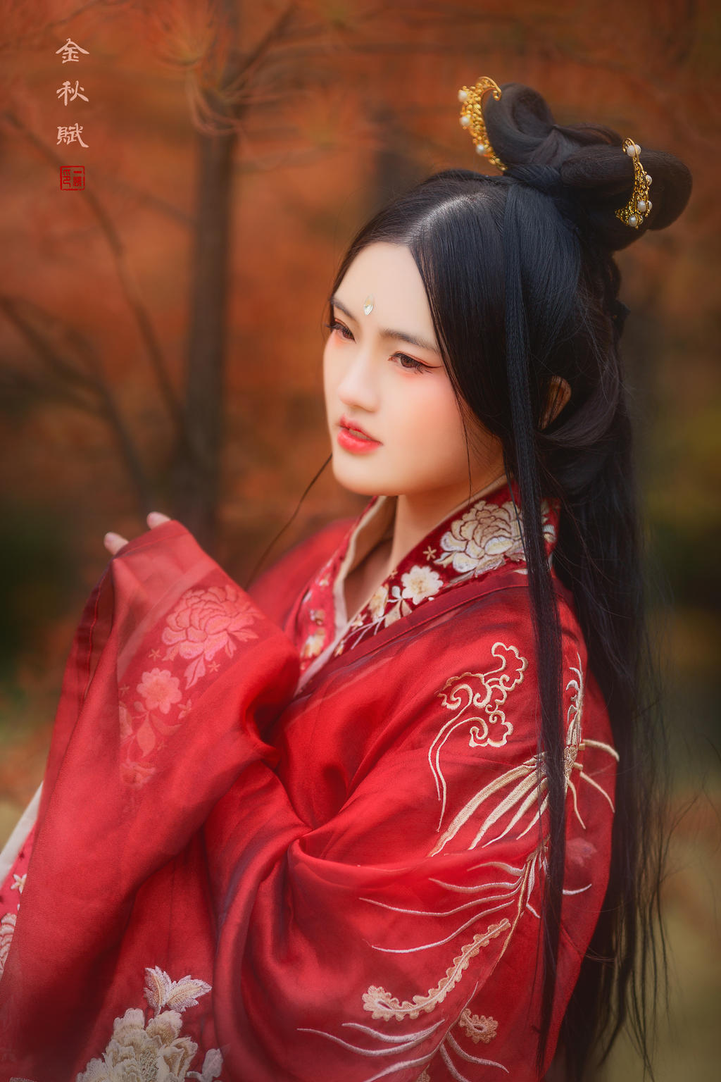 红装美女枫叶林间翩翩起舞写真