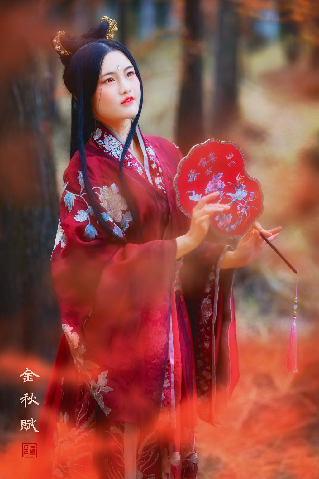 红装美女枫叶林间翩翩起舞写真