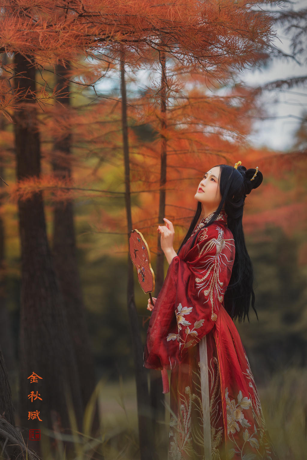 红装美女枫叶林间翩翩起舞写真