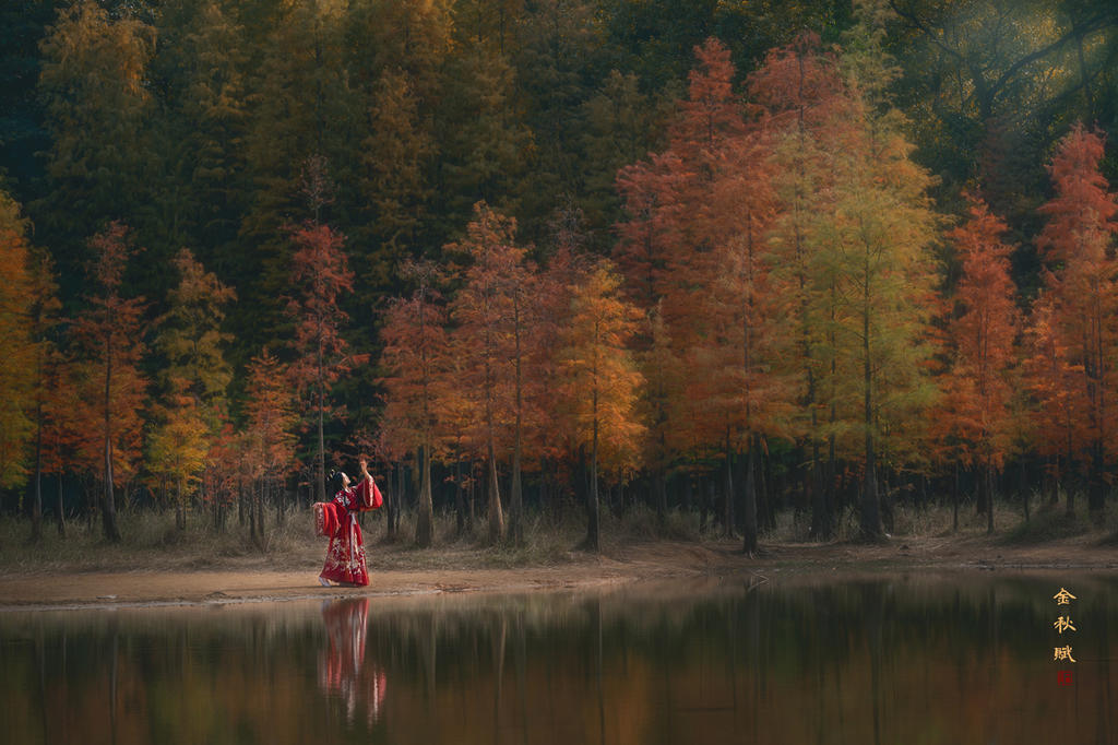 红装美女枫叶林间翩翩起舞写真
