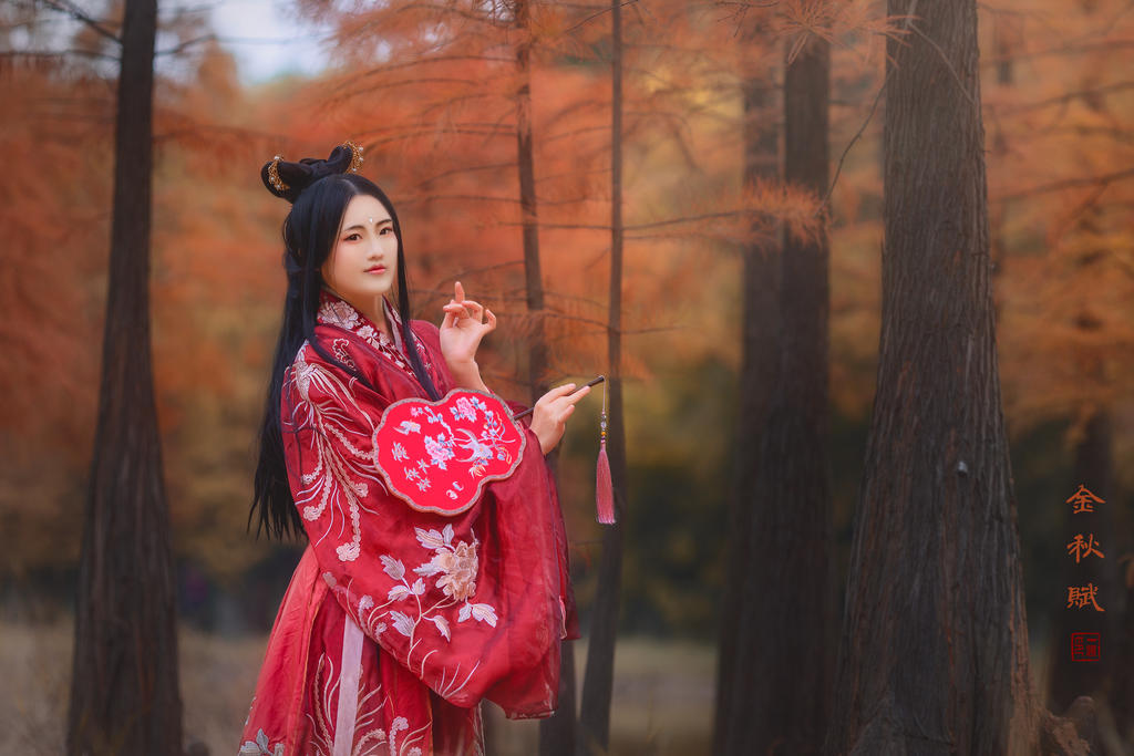 红装美女枫叶林间翩翩起舞写真
